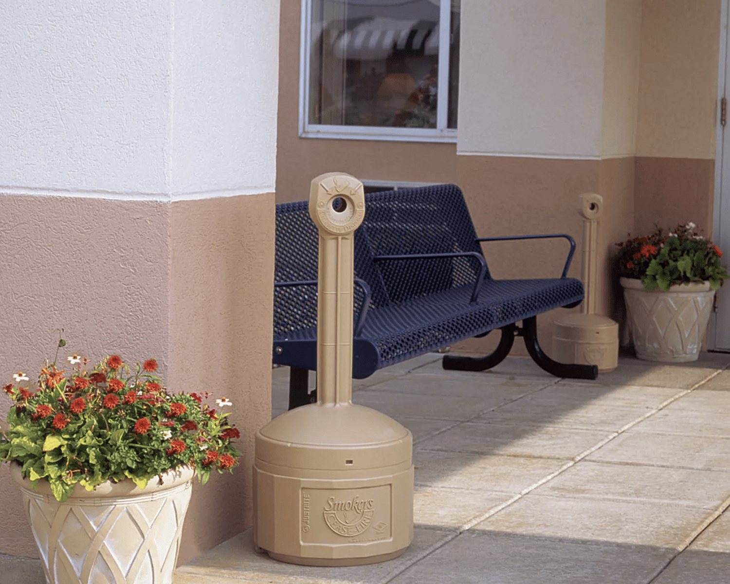 Contenedor Beige para colillas · cenicero ignífugo · exterior Contenedor Beige para colillas · cenicero ignífugo · exterior