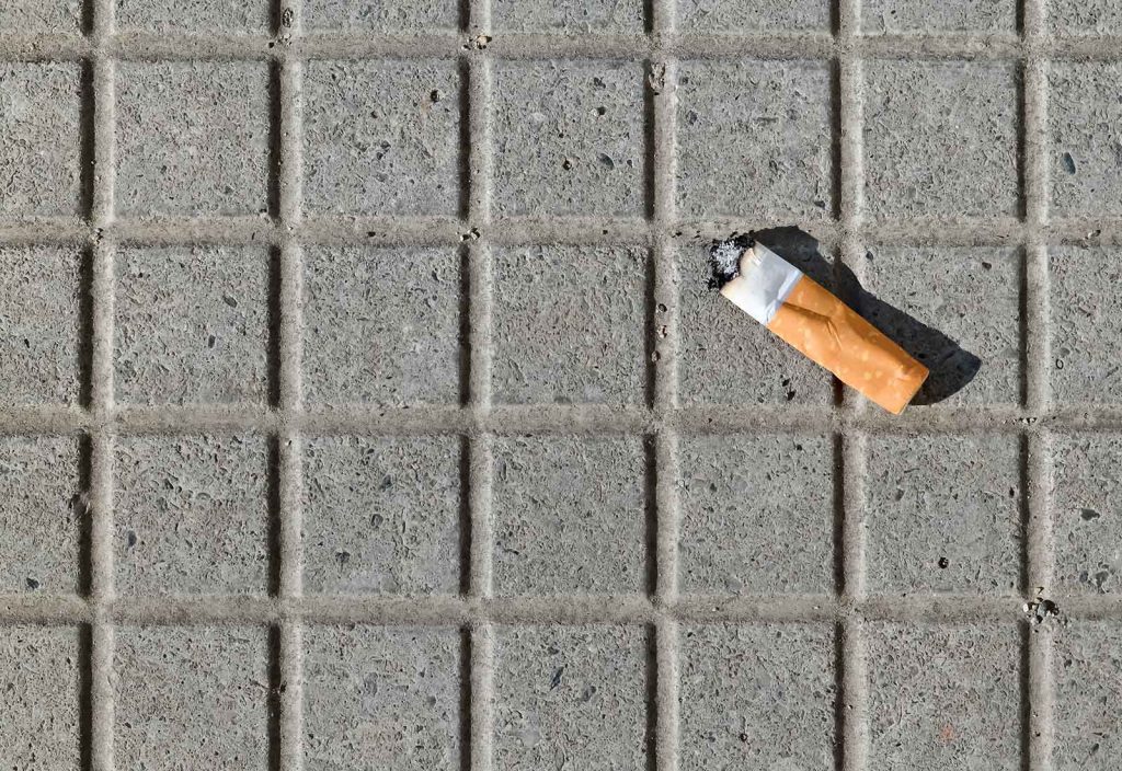 ¿Dónde tirar las colillas? ¿Dónde tirar las colillas?