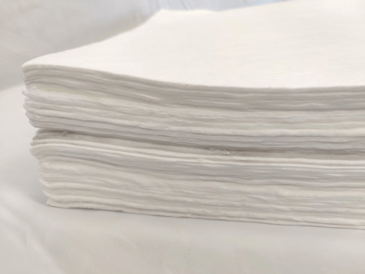 Hojas absorbentes para hidrocarburos 40 x 50 cm · Alta absorción Hojas absorbentes para hidrocarburos 40 x 50 cm · Alta absorción